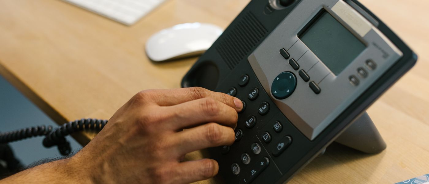 Main composant un code sur un téléphone fixe de bureau